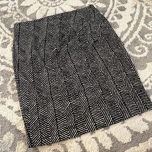 New York & Company Dresses & Skirts - New York & Company draped skirt, black / cream, size 12 EUC!